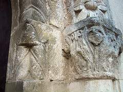 Porte latérale - Chapiteau de droite.